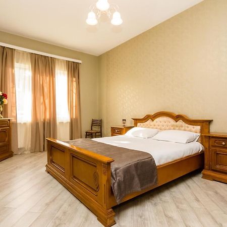 Rustaveli Two Bedroom Apartment With 5 Star Location Тбилиси Экстерьер фото