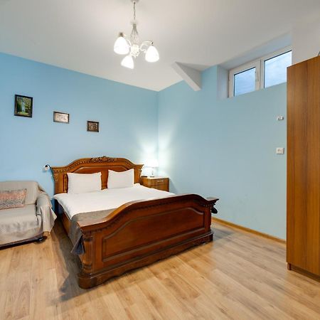 Rustaveli Two Bedroom Apartment With 5 Star Location Тбилиси Экстерьер фото