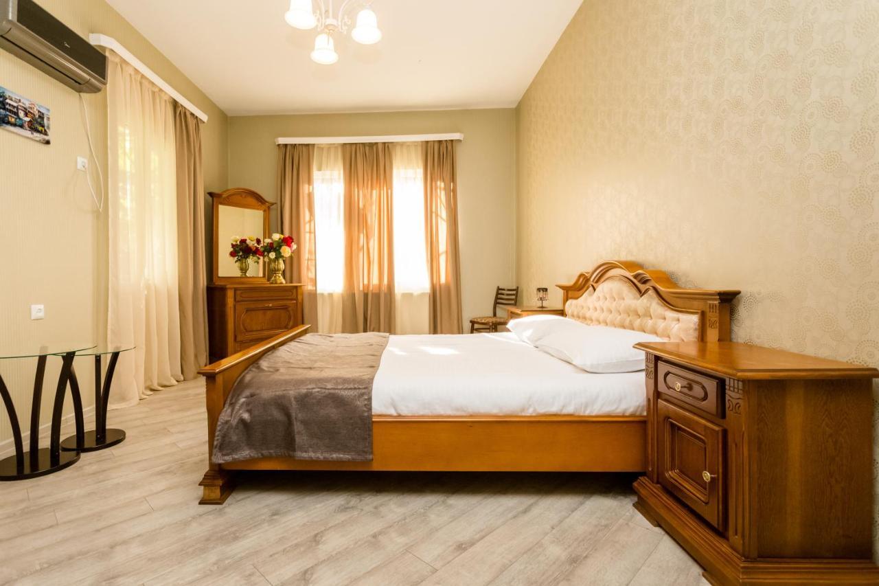 Rustaveli Two Bedroom Apartment With 5 Star Location Тбилиси Экстерьер фото