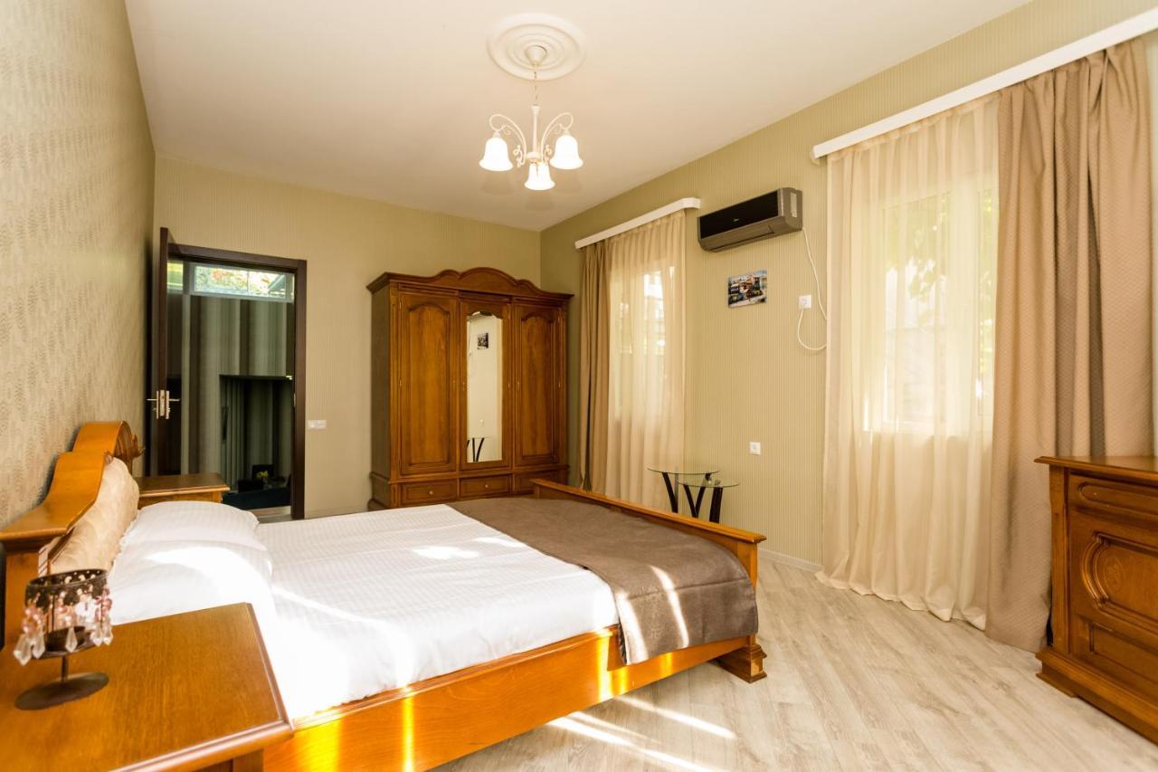 Rustaveli Two Bedroom Apartment With 5 Star Location Тбилиси Экстерьер фото